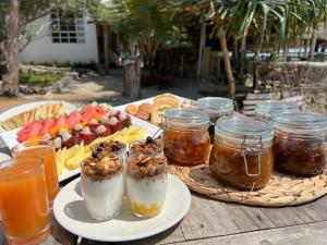 uma mesa com alimentos e bebidas e frutas em frascos em Z-Lodge Zanzibar em Kiwengwa