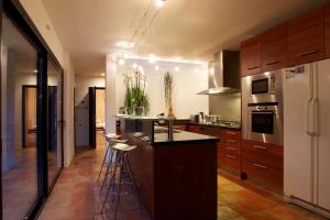 eine Küche mit einer Insel mit einer Arbeitsplatte in der Unterkunft Exquisite Ibiza Villa I Secluded Hillside Location I Casa Jardin I 6 Bedrooms in San Jose de sa Talaia