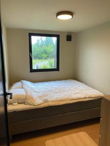 Een bed of bedden in een kamer bij Perle ved sjøen! Ny hytte på 90m2.