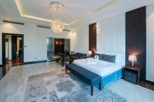 Nordic Resort في المنامة: غرفة نوم مع سرير وغرفة معيشة