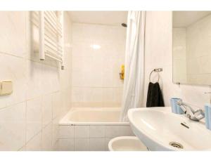 ein weißes Badezimmer mit einem Waschbecken und einer Badewanne in der Unterkunft Apartamento en el centro de Madrid (chueca) in Madrid