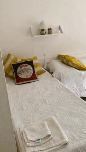 1 dormitorio con 2 camas y toallas. en Tajy - Monoambiente - Barrio Residencial en Corrientes