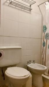 y baño con aseo, lavabo y bañera. en Tajy - Monoambiente - Barrio Residencial en Corrientes