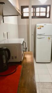 eine Küche mit einem Toaster und einem Kühlschrank in der Unterkunft Tajy - Monoambiente - Barrio Residencial in Corrientes