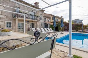 Bazén v ubytování Villa Targeto with Sea View nebo v jeho okolí