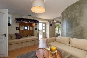 Posezení v ubytování Villa Targeto with Sea View