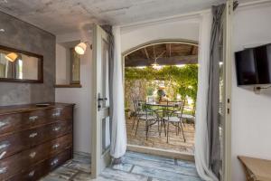 eine Tür, die auf eine Terrasse mit einem Tisch und Stühlen führt in der Unterkunft Villa Targeto with Sea View in Trget