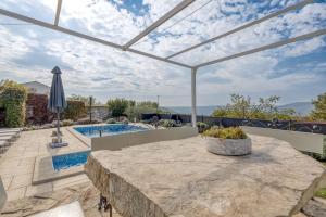Bazén v ubytování Villa Targeto with Sea View nebo v jeho okolí