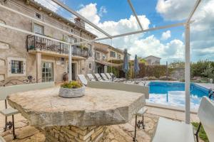 Bazén v ubytování Villa Targeto with Sea View nebo v jeho okolí