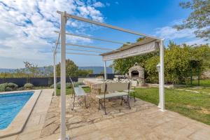 Bazén v ubytování Villa Targeto with Sea View nebo v jeho okolí
