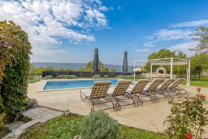 Bazén v ubytovaní Villa Targeto with Sea View alebo v jeho blízkosti