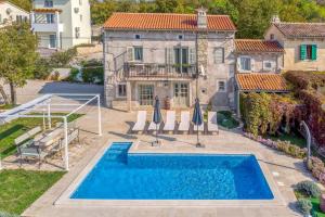 Bazén v ubytování Villa Targeto with Sea View nebo v jeho okolí