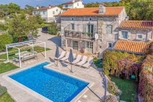 Bazén v ubytování Villa Targeto with Sea View nebo v jeho okolí