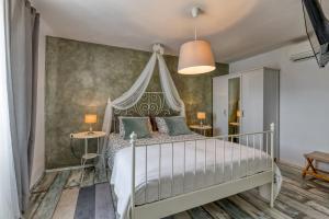 Posteľ alebo postele v izbe v ubytovaní Villa Targeto with Sea View