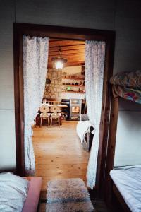 Postel nebo postele na pokoji v ubytování chata u Tesáku