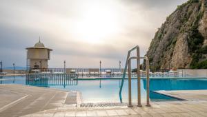 una piscina con un faro en el fondo en LADONIA HOTELS ADAKULE en Aydın