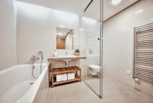 Koupelna v ubytování TurnKey City Garden Apartment