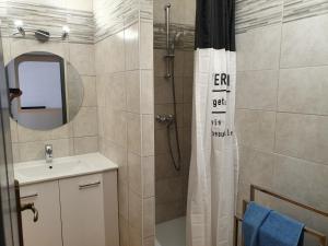 Zdjęcie z galerii obiektu La Roquette, maison lumineuse climatisée, garage w mieście Arles