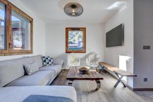 salon z kanapą i stołem w obiekcie Echo du Pleney B103 w mieście Morzine