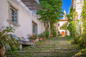 an alley with a bench and a building at Casa Pino Pina in Motovun