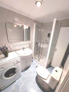 een badkamer met een toilet, een wastafel en een douche bij Carlos Cañal in Sevilla
