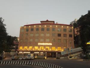 um grande edifício com luzes em cima em Namastasya em Solan