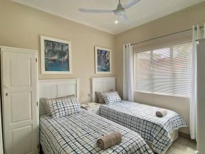 Ένα ή περισσότερα κρεβάτια σε δωμάτιο στο Mossel Bay Self Catering - Near Bayview Centre & Hospital