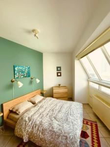テッサロニキにあるKalamaria Urban-penthouse: unlimited viewのベッドルーム1室(ベッド1台、ランプ2つ、窓付)