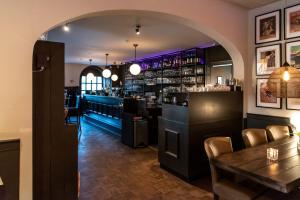 uma sala de jantar com uma mesa e um bar em Bar-Bistro-Hotel DOK em Steenbergen