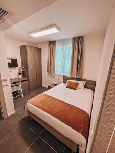 1 dormitorio con 1 cama grande y escritorio en Blu Hotel, en Buccinasco