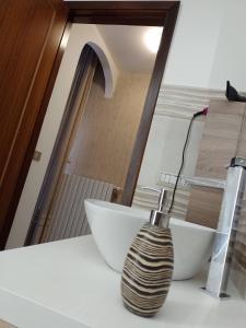 ein Badezimmer mit 2 Waschbecken und einem Spiegel in der Unterkunft Risveglio al Sole in Ragusa