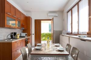 a kitchen with a table and chairs in a kitchen at Monolocale Sosta Sul Lago in Lezzeno
