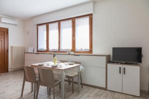 a kitchen and dining room with a table and chairs at Monolocale Sosta Sul Lago in Lezzeno