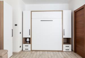 a dressing room with a large mirror and a closet at Monolocale Sosta Sul Lago in Lezzeno