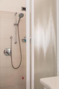 レッツェノにあるMonolocale Sosta Sul Lagoのバスルーム(シャワー、シャワーヘッド付)が備わります。