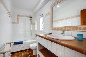 łazienka z umywalką, toaletą i lustrem w obiekcie Villa Lucila w Corralejo +22 zdjęcia