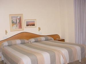 Postel nebo postele na pokoji v ubytování Hostal La Barretina
