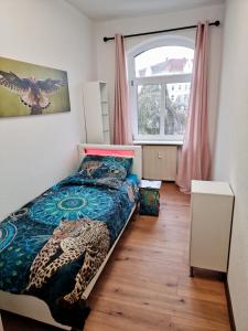 un dormitorio con una cama y una ventana en Tante Emma Dubai, en Kassel