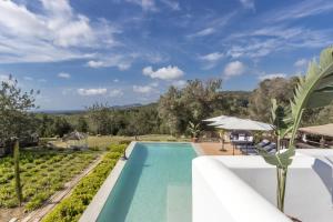 サンタ・エウラリア・デス・リウにあるRavishing Ibiza Villa Cel Blau 9 Bedrooms Private Pool and Beautiful Country Views Santa Eulaliaの眺めの良いヴィラ内のスイミングプール