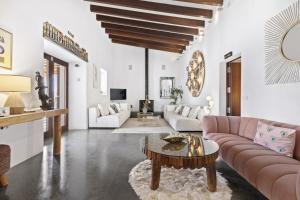 uma sala de estar com um sofá e uma mesa em Ravishing Ibiza Villa Cel Blau 9 Bedrooms Private Pool and Beautiful Country Views Santa Eulalia em Santa Eulària des Riu