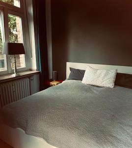 um quarto com uma cama grande e uma janela em Im alten Pastorat em Grevenbroich