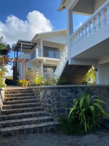 eine Treppe, die zu einem Haus führt in der Unterkunft L'Heritage - Vue sur mer in Rodrigues Island