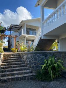 una scala che porta a una casa di L'Heritage - Vue sur mer a Rodrigues Island