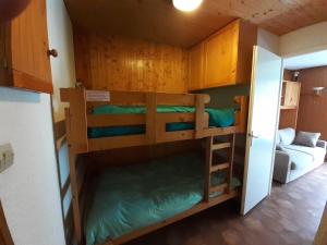 Studio Valloire, 1 pièce, 4 personnes - FR-1-263-66にある二段ベッド