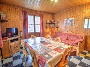 a living room with a table and a couch at Chalet Morzine, 3 pièces, 5 personnes - FR-1-524-93 in Morzine
