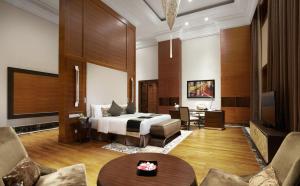 een hotelkamer met een bed en een tv bij PARKROYAL Nay Pyi Taw in Nay Pyi Taw