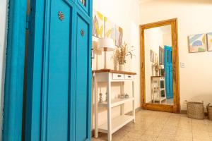 Habitación con puerta azul y espejo. en Loft en la mejor zona de Mendoza en Mendoza