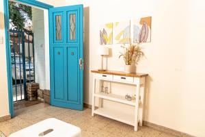 baño con puerta azul y mesa blanca en Loft en la mejor zona de Mendoza en Mendoza