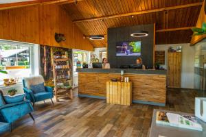eine Lobby eines Ladens mit einer Theke und Stühlen in der Unterkunft Europarcs De Wije Werelt in Otterlo