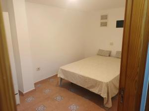 1 dormitorio pequeño con 1 cama en una habitación en Sweet Home Pozo Izquierdo A, en Pozo Izquierdo